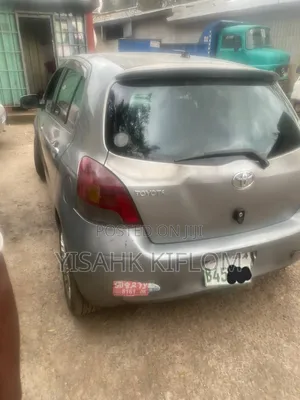 Toyota Yaris Base Sedan 4dr 2010 Gray