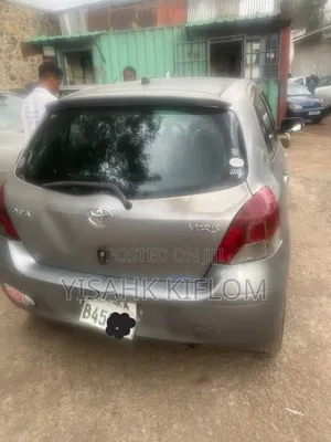 Toyota Yaris Base Sedan 4dr 2010 Gray