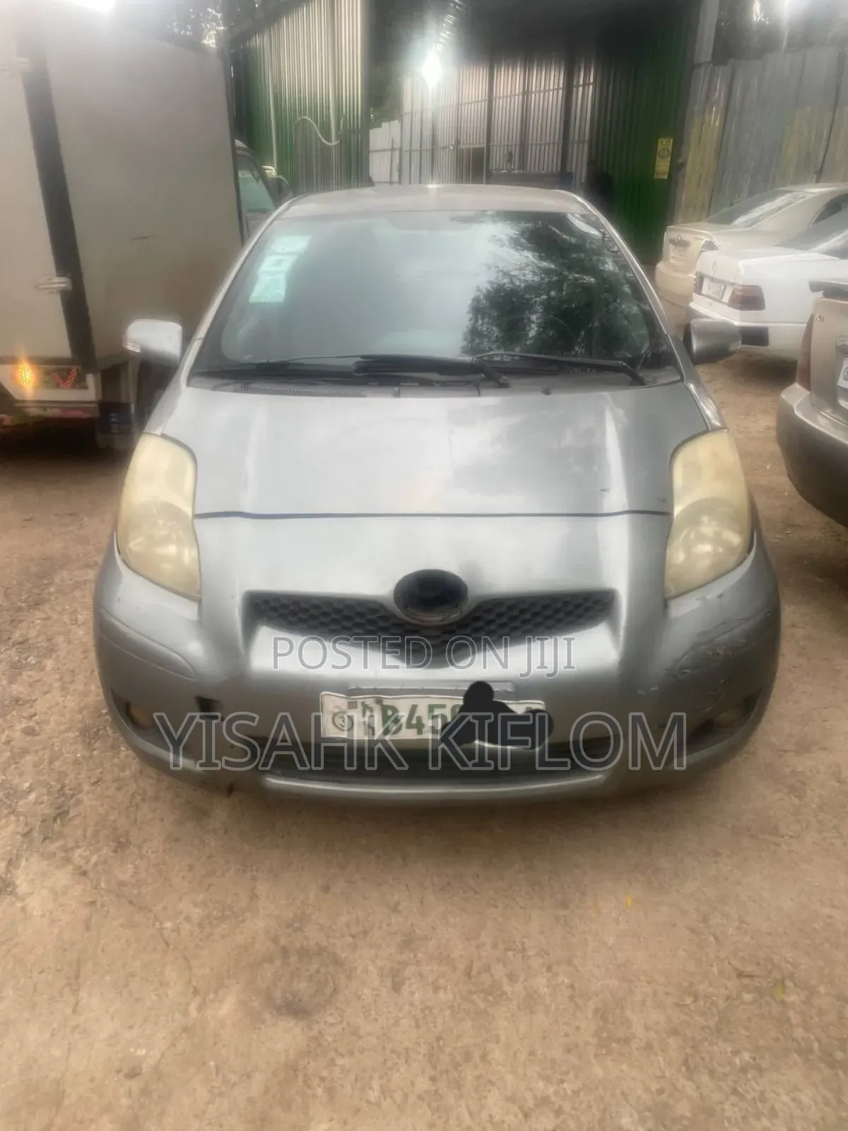 Toyota Yaris Base Sedan 4dr 2010 Gray