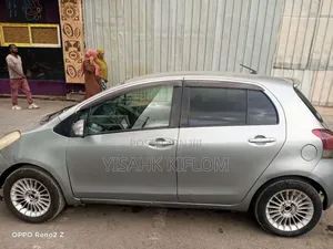 Toyota Yaris Base Sedan 4dr 2010 Gray