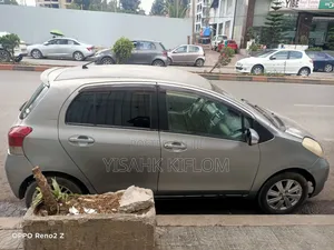 Toyota Yaris Base Sedan 4dr 2010 Gray