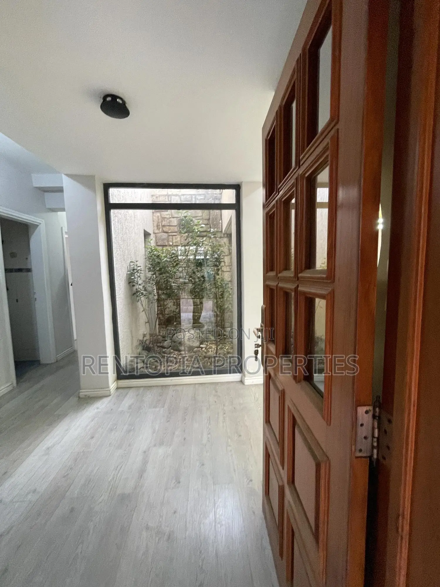 5bdrm Mansion in Bole for rent