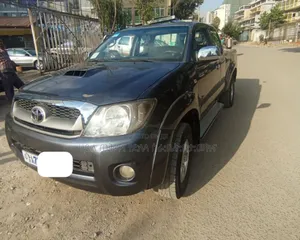 Photo - Toyota Hilux 2011 Gray