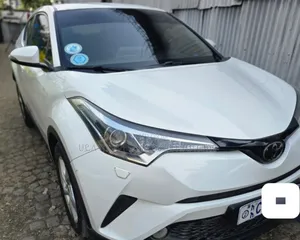 Photo - Toyota C-HR 2020 Off white