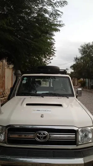 Photo - Toyota Land Cruiser 2017 Ivory