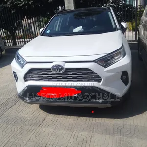 Photo - Toyota RAV4 2022 White