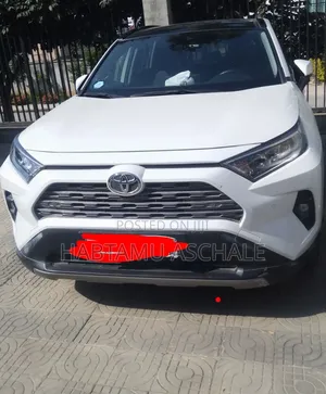 Toyota RAV4 2022 White