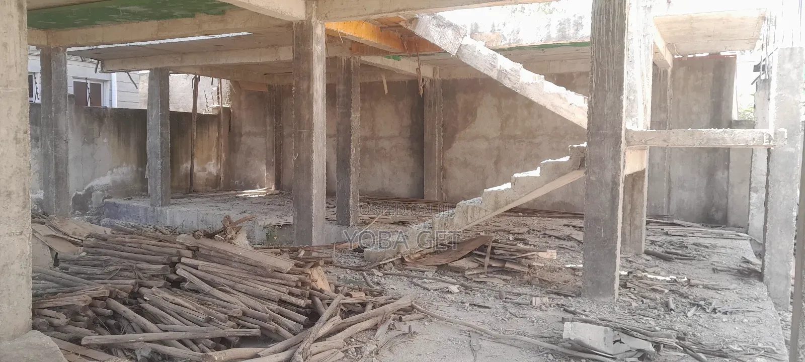 8bdrm House in Akaky Kaliti for sale