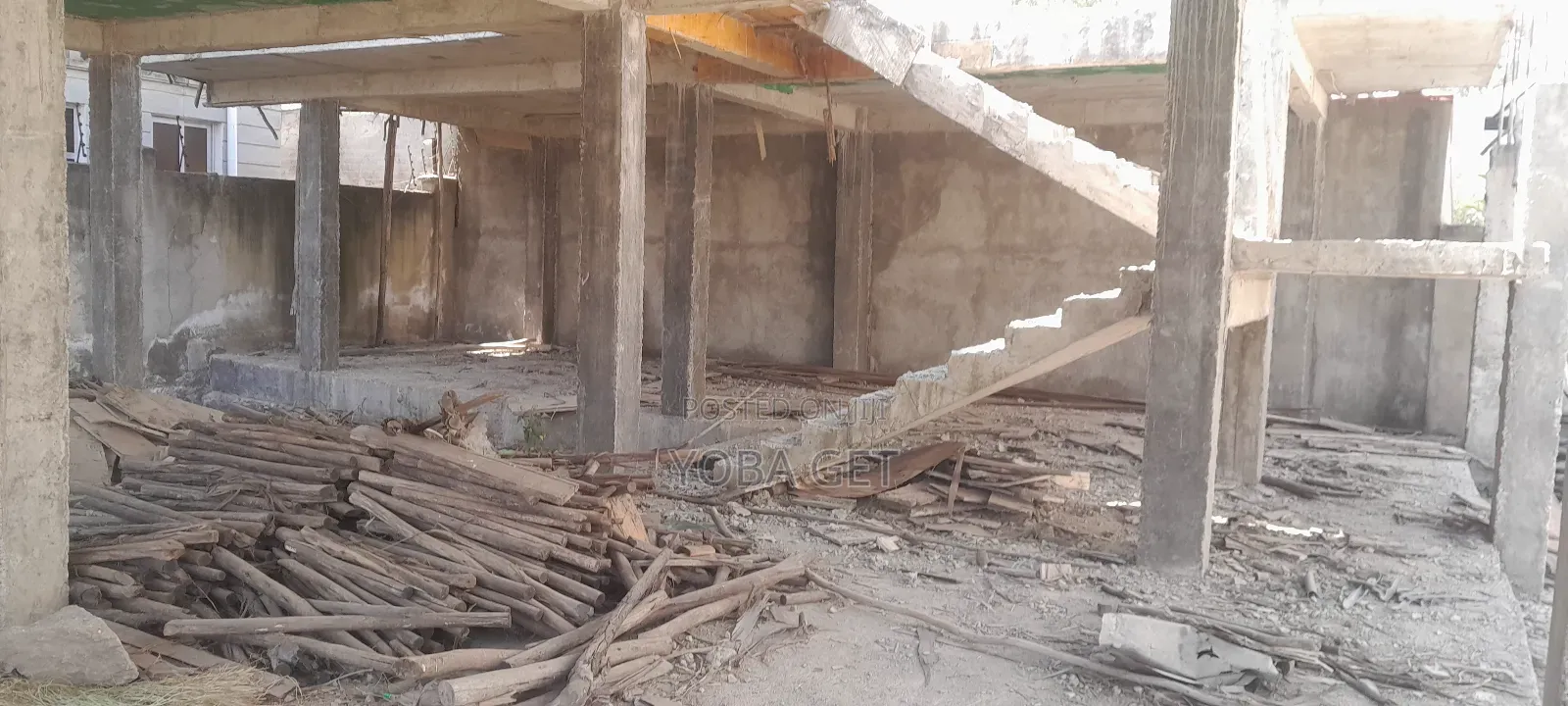 8bdrm House in Akaky Kaliti for sale