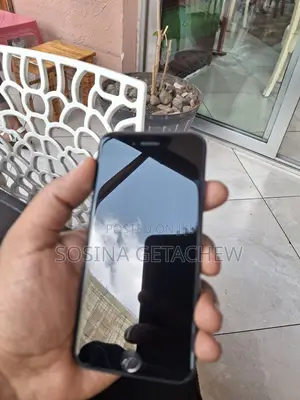 Photo - Apple iPhone SE 64 GB Black