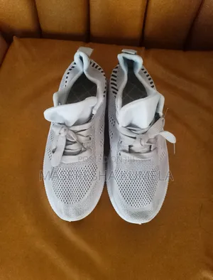 Photo - የአዋቂ(የትልቅ ሰው ጫማ)