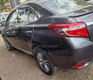 Toyota Yaris 2016 Gray