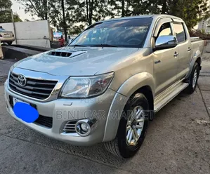 Photo - Toyota Hilux 2012 Silver