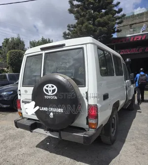 Toyota Land Cruiser 2016 White