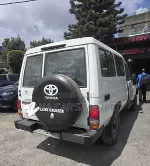 Toyota Land Cruiser 2016 White