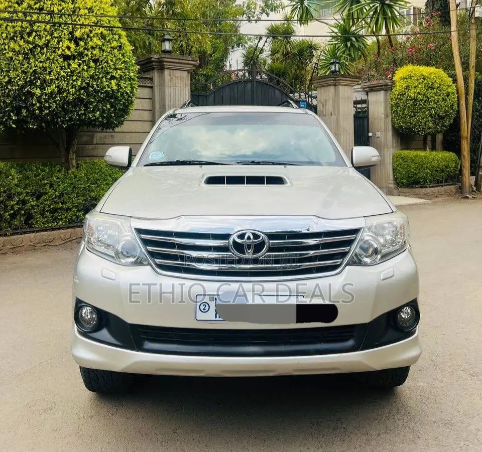 Toyota Fortuner 2012 Silver