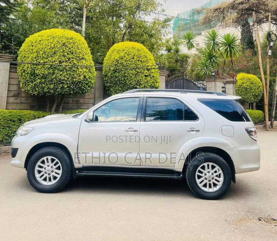 Toyota Fortuner 2012 Silver