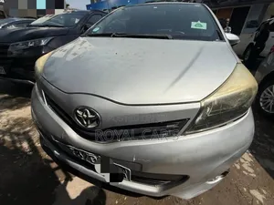 Photo - Toyota Yaris 2012 Silver