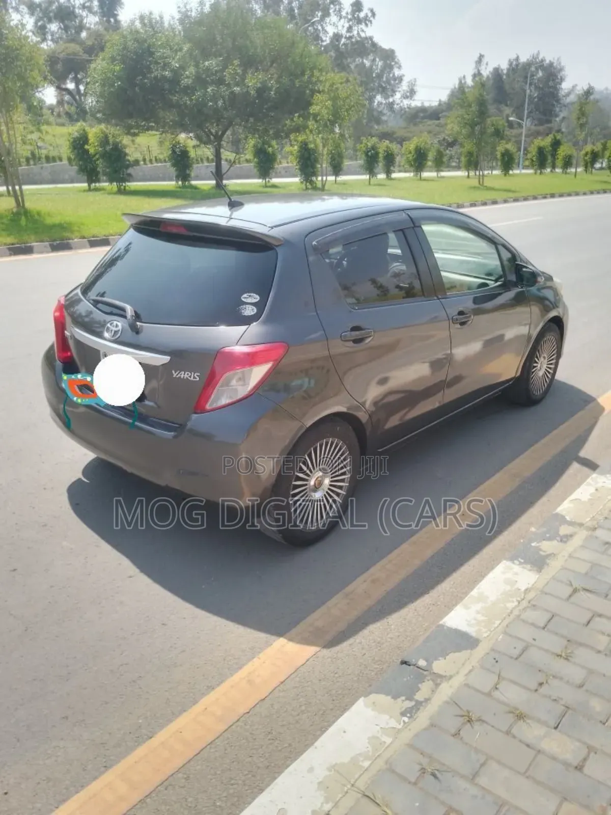 Toyota Yaris L Hatchback 5dr 2012 Gray