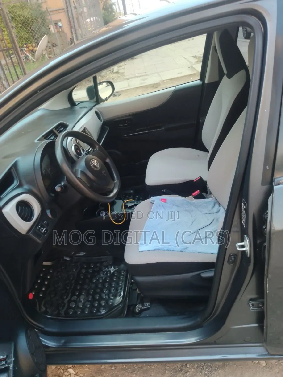 Toyota Yaris L Hatchback 5dr 2012 Gray