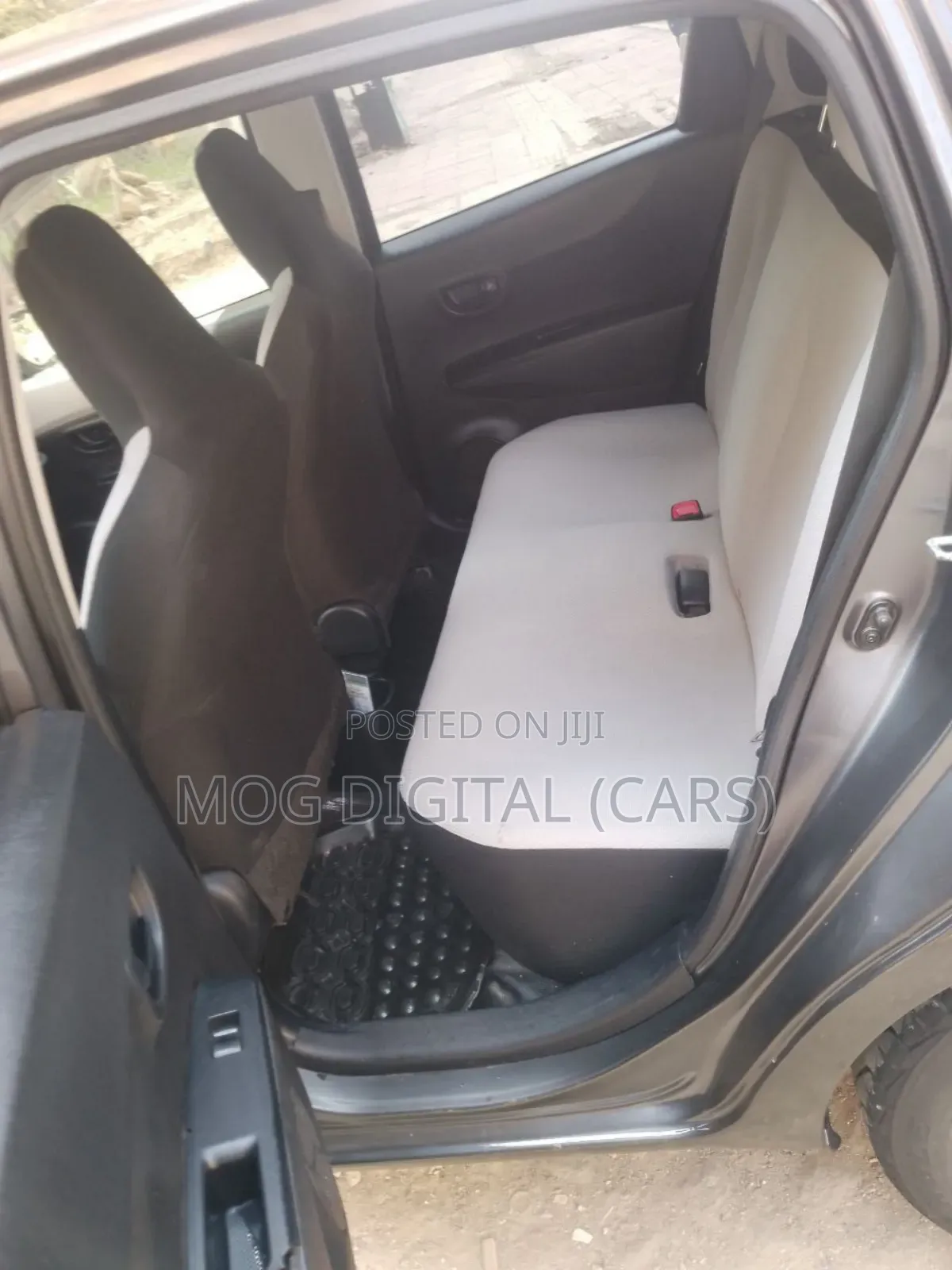 Toyota Yaris L Hatchback 5dr 2012 Gray