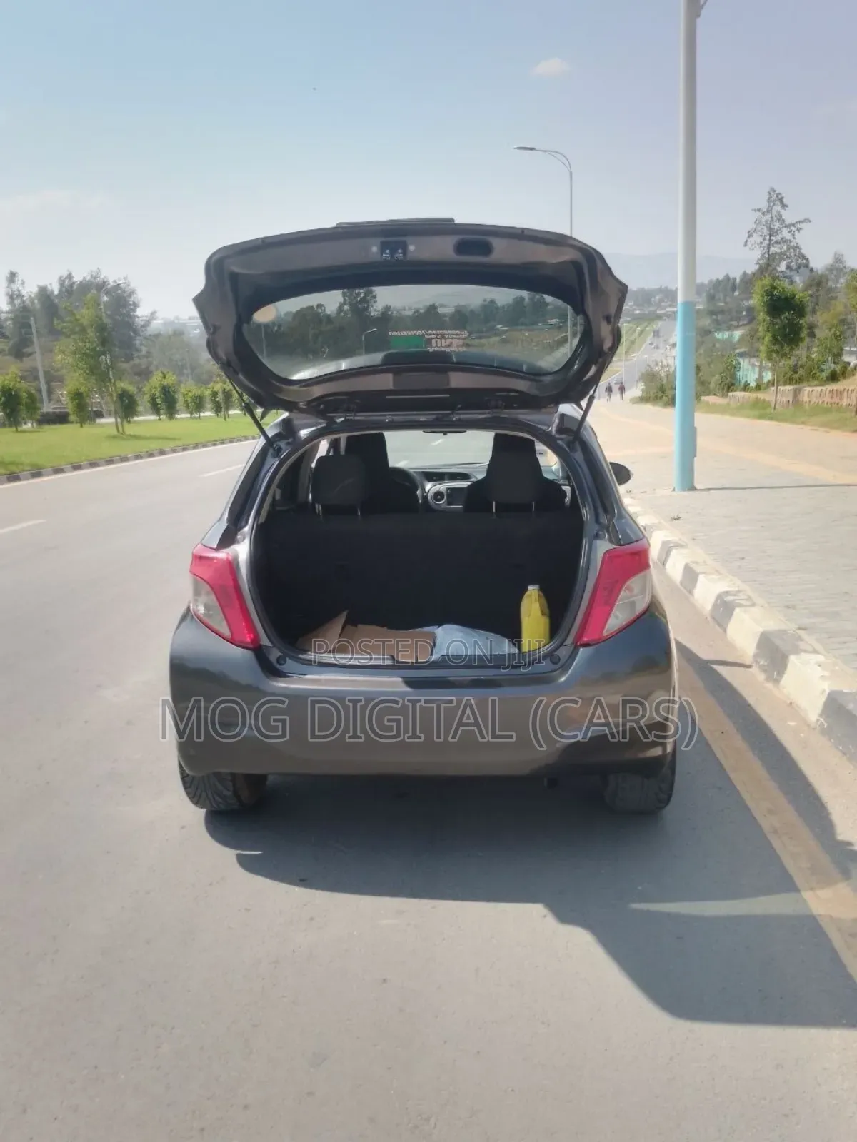 Toyota Yaris L Hatchback 5dr 2012 Gray