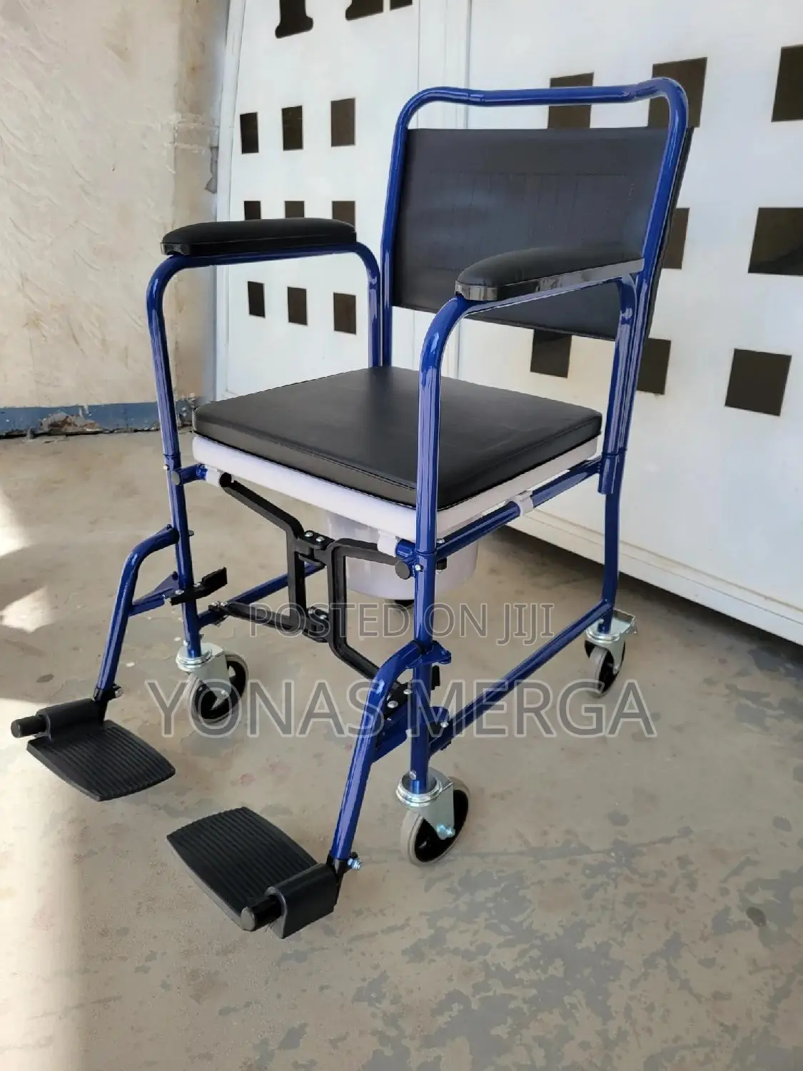 Toilet Chair With Wheels/Designed to Provide Utmost Comfort for Elder