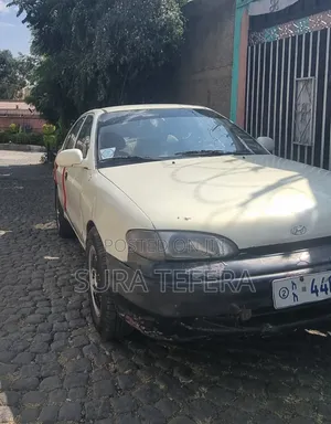 Photo - Hyundai Accent Base Sedan 1995 White