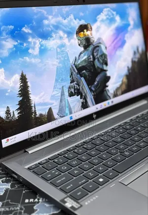 New Laptop HP ZBook Firefly G8 16GB Intel Core I7 SSD 512GB