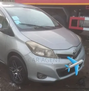 Photo - Toyota Yaris 2012 Silver