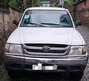 Toyota Hilux 2004 White
