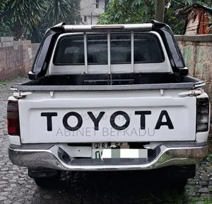 Toyota Hilux 2004 White