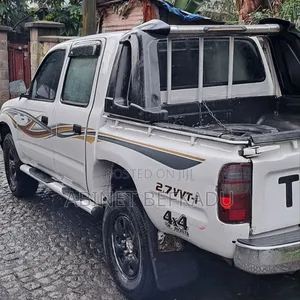 Toyota Hilux 2004 White