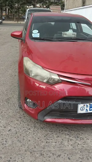 Toyota Yaris L Hatchback 5dr 2014 Red