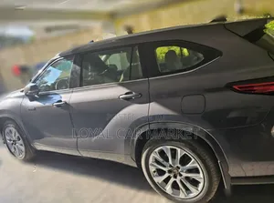 Toyota Highlander Hybrid Limited AWD 2023 Gray