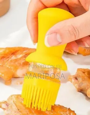 Integrated Brushing And Pouring Seasoning Bottle