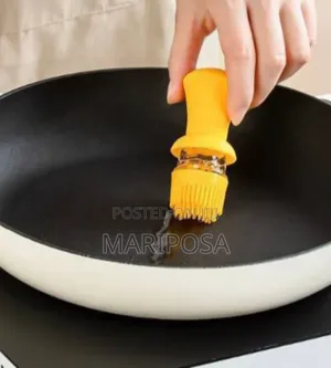 Integrated Brushing And Pouring Seasoning Bottle