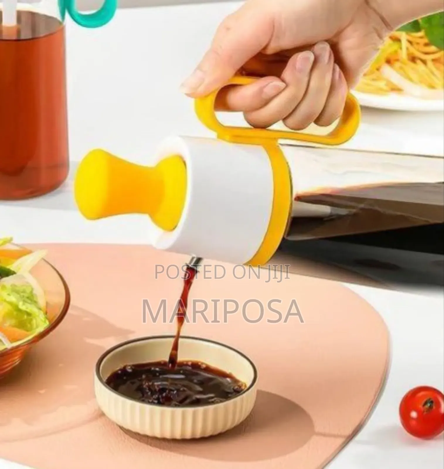 Integrated Brushing And Pouring Seasoning Bottle