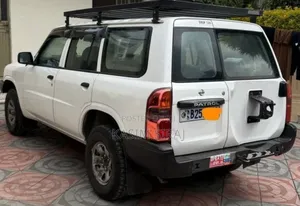 Nissan Patrol 4.8 2011 White