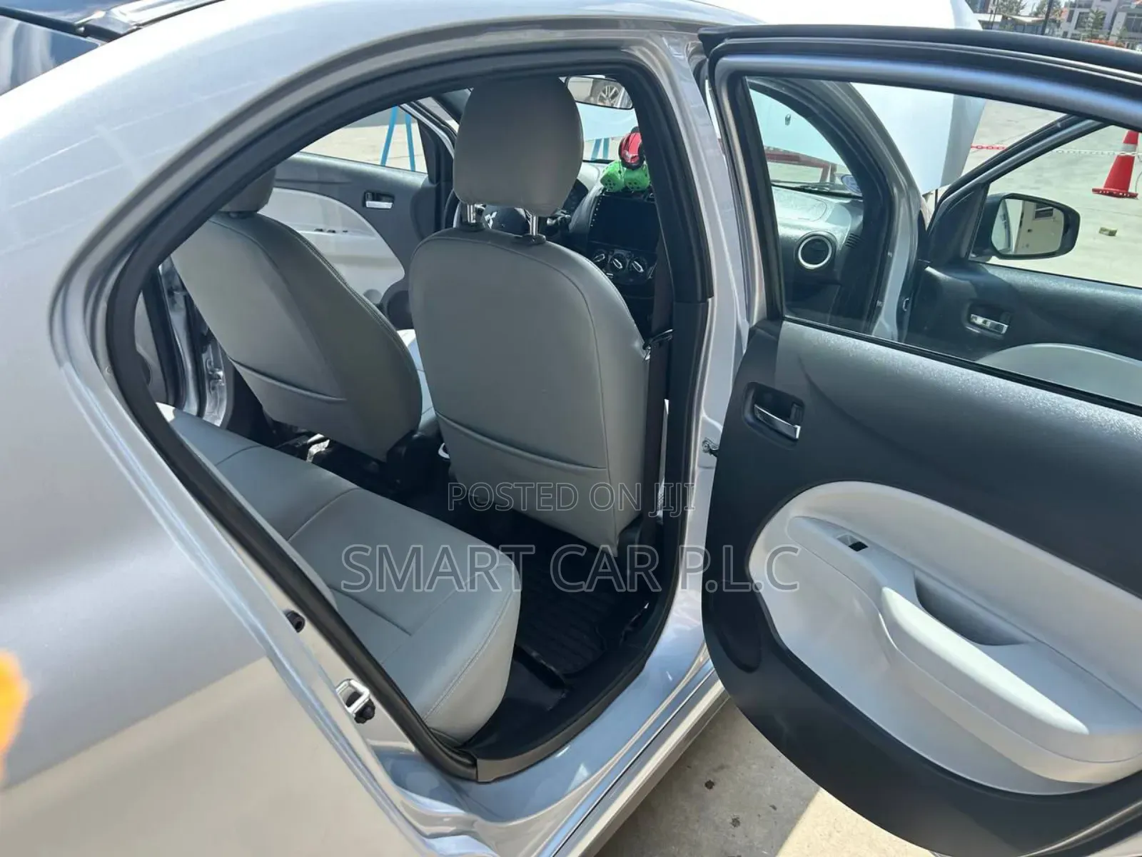 Mitsubishi Attrage 2023 Silver