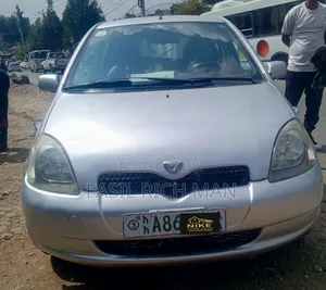 Photo - Toyota Vitz 2001 Silver