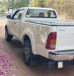 Toyota Hilux 2010 White