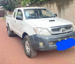 Toyota Hilux 2010 White