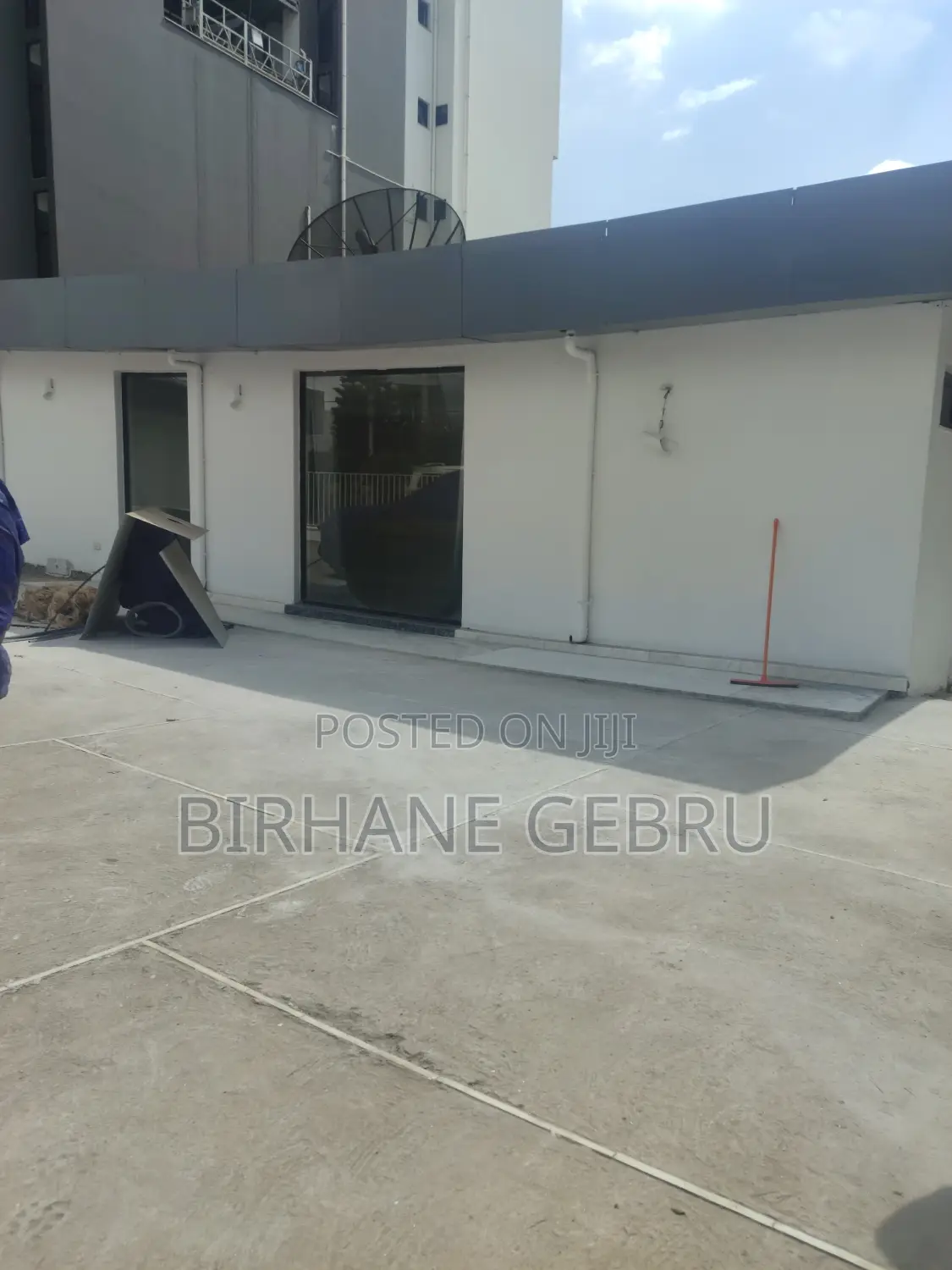 Space Rent for Car Show Room