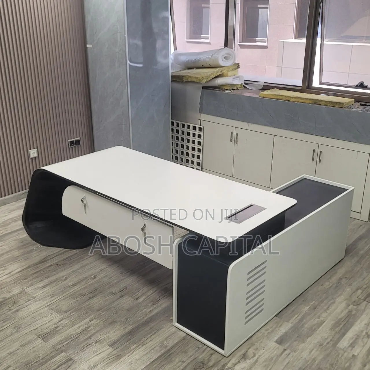 Bgatti Managerial Table