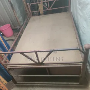 ተነቃቃይ የብረት አልጋ