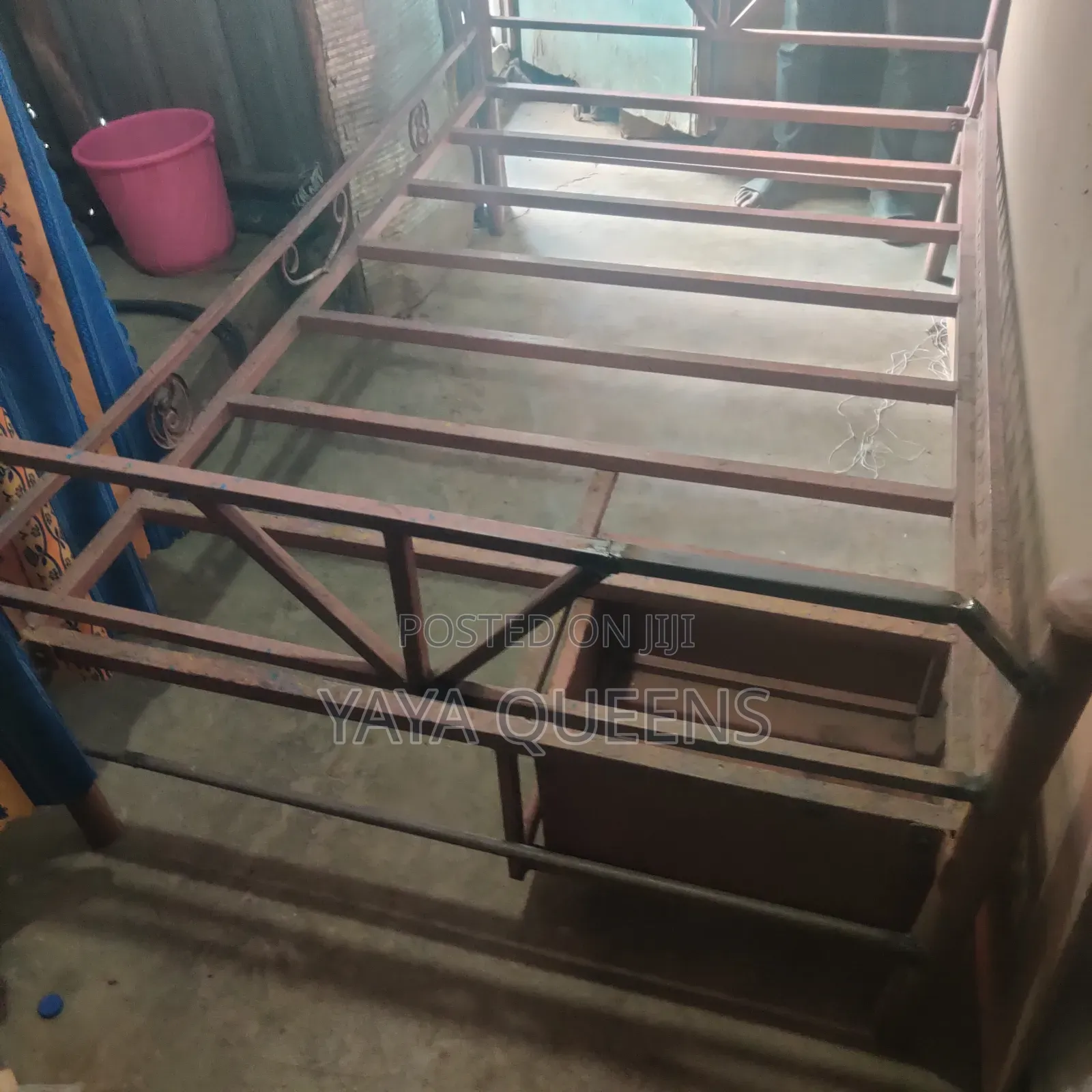 ተነቃቃይ የብረት አልጋ