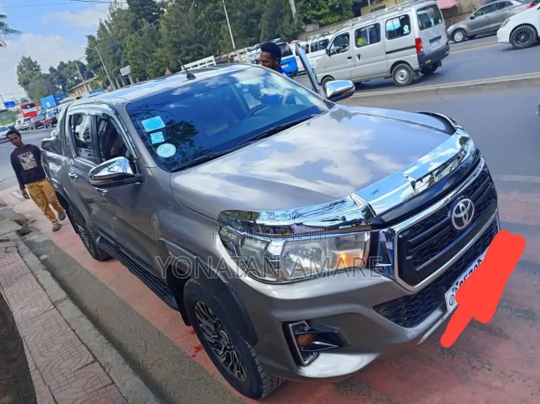 Toyota Hilux 2020 Gray