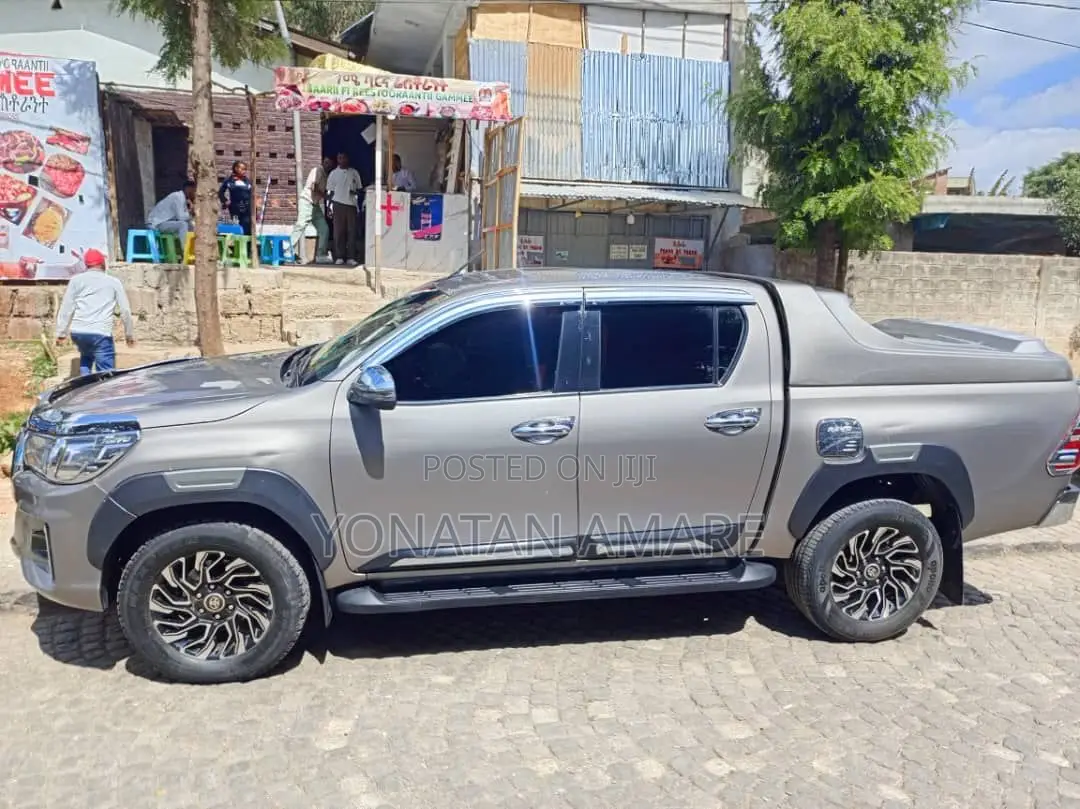 Toyota Hilux 2020 Gray