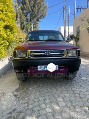 Toyota Hilux 2000 Burgundy